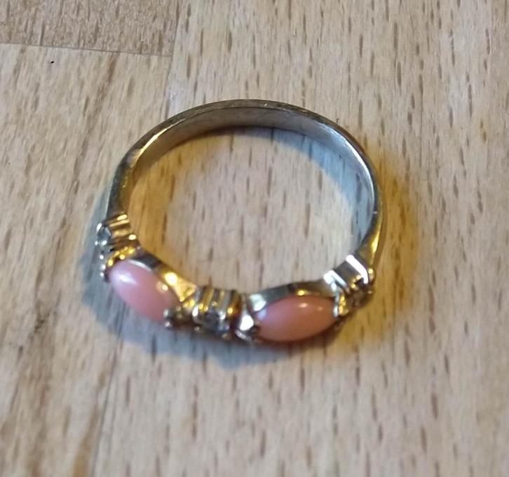 Vergulde damesring met roze steentjes, Handtassen en Accessoires, Ringen, Gebruikt, Dame, Kleiner dan 17, Goud, Ophalen of Verzenden
