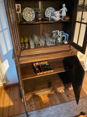 Vitrine kast in goede staat beschikbaar voor biedingen