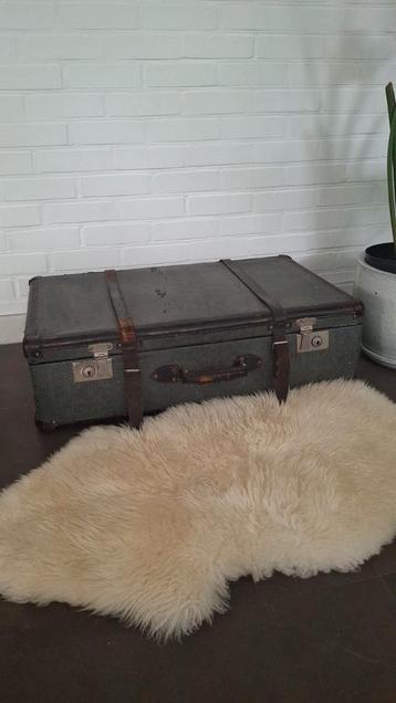 Vintage koffer / valies met lederen riemen beschikbaar voor biedingen