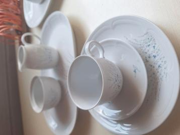 Koffie en eetservies 12 pers beschikbaar voor biedingen