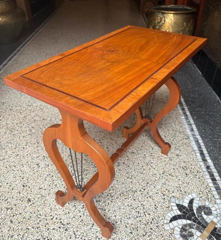 Bijzettafeltje met inlegwerk in liervorm, Huis en Inrichting, Tafels | Bijzettafels, Gebruikt, Ophalen