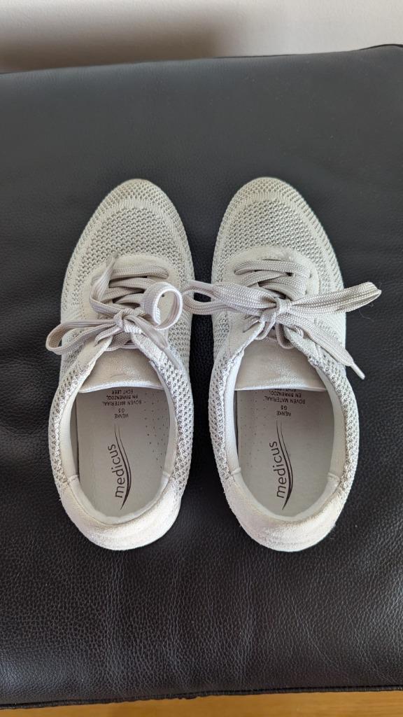 Schoenen dames merk medicus van haaren, Kleding | Dames, Schoenen, Zo goed als nieuw, Sneakers, Beige, Ophalen