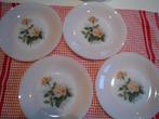 Huit assiettes plates Arcopale décor Roses. Diamètre 23 cm., Enlèvement, Assiettes(s)