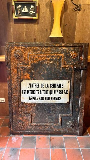 gevangenis deur, antiek, zwaar stalen deur beschikbaar voor biedingen