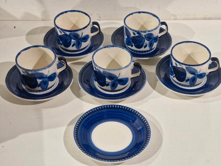 Boch Delta Agathe blauw , 5 koffie kopjes en 6 bordjes, Huis en Inrichting, Keuken | Servies, Gebruikt, Kop(pen) en/of Schotel(s)