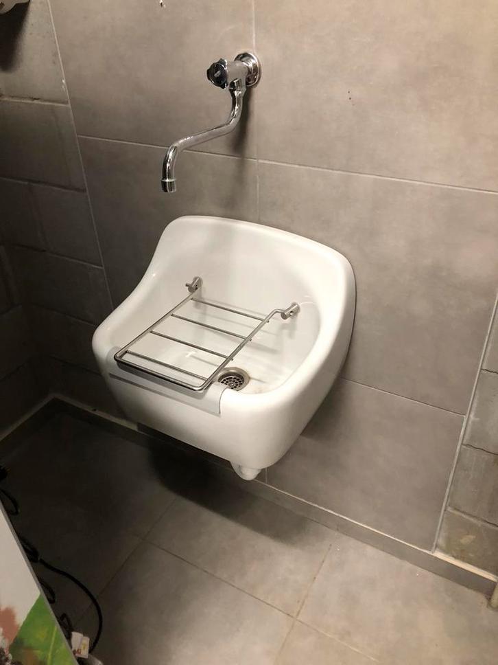 2 stuks: Ideal standard uitstortgootsteen met stootrand, Doe-het-zelf en Bouw, Sanitair, Zo goed als nieuw, Ophalen