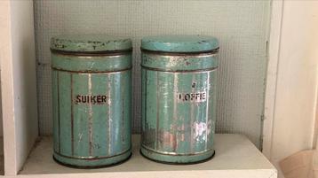 Vintage metalen dozen beschikbaar voor biedingen