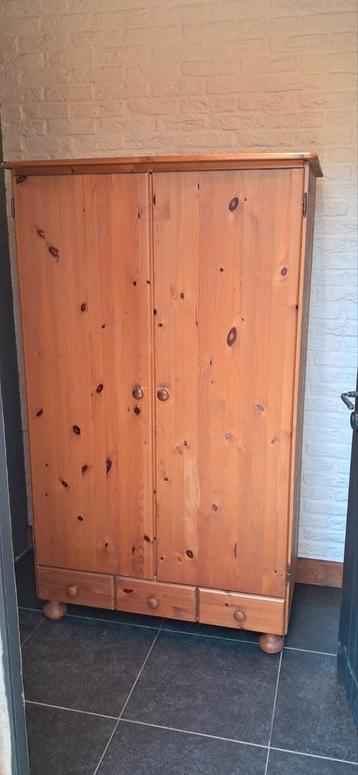 Massief houten kast beschikbaar voor biedingen