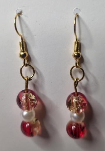 Oorbellen met gebarsten parels beschikbaar voor biedingen