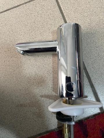 Water kraan met sensor op batterij te koop, Ophalen, Zo goed als nieuw, Chroom, Wastafel