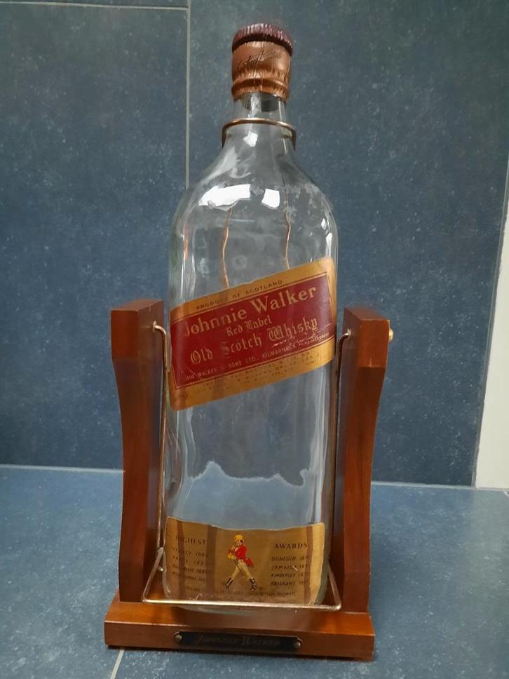 Grote fles Johnnie Walker Red Label in houten staander H48cm, Collections, Marques & Objets publicitaires, Utilisé, Autres types