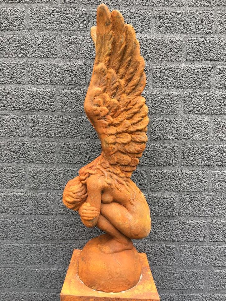 Knielende oxide Engel met vleugels omhoog, Tuin en Terras, Tuinbeelden, Engelenbeeld, Steen, Ophalen of Verzenden
