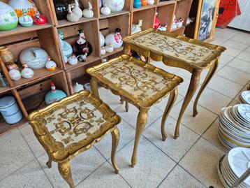 3 tables gigognes de style florentin  beschikbaar voor biedingen