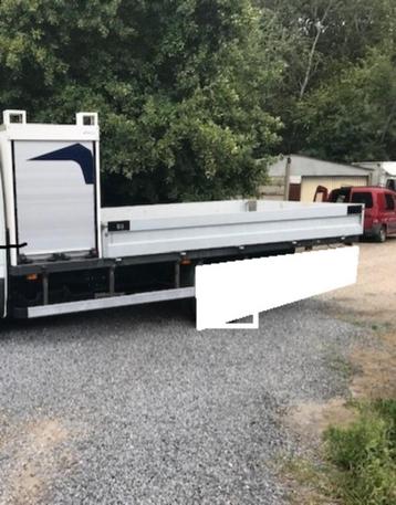 Open Laadbak  met  Materiaalkoffer beschikbaar voor biedingen