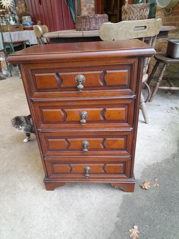 Kast   Bijzetkasje beschikbaar voor biedingen