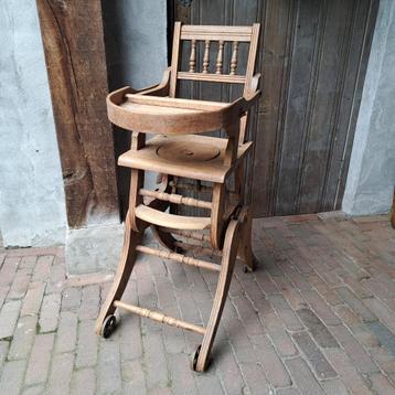 Belle chaise berçante ancienne en bois pour enfants *Etage3*