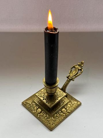 Antique brass chamberstick beschikbaar voor biedingen