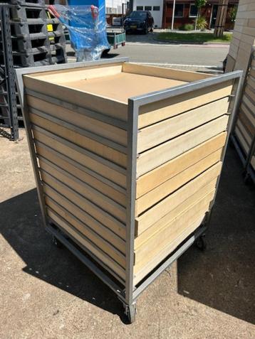 Voorraad karren met houten lade’s voor lichte materialen beschikbaar voor biedingen