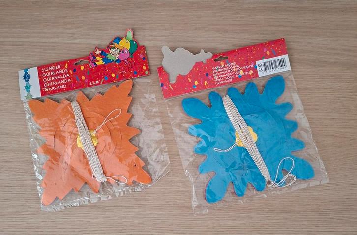 Nieuw: 2 papieren feestslingers (6 meter), Hobby en Vrije tijd, Feestartikelen, Nieuw, Ophalen of Verzenden