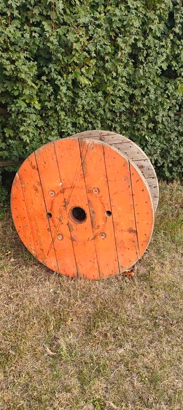 Twee kleine haspels  beschikbaar voor biedingen