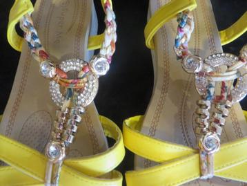 Zomers & Stralend! Gele Open Sandalen met Glitter & "Diamant beschikbaar voor biedingen