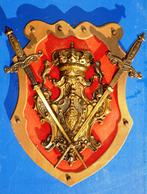 Crest (hout) met twee zwaarden, Verzamelen, Militaria | Algemeen, Verzenden, Overige soorten, Overige typen