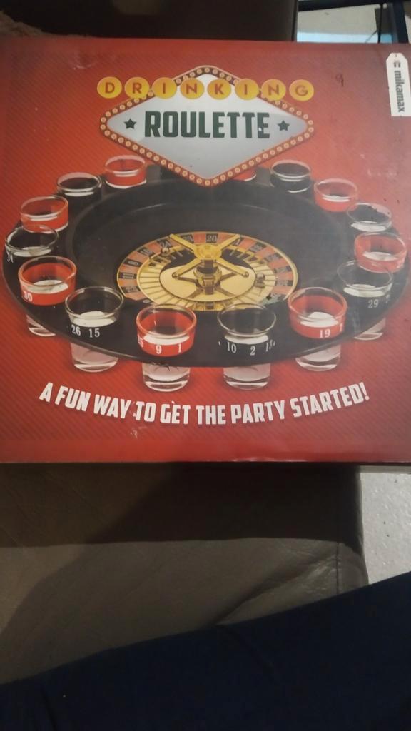 Drinking Roulette to get the party started, Hobby en Vrije tijd, Gezelschapsspellen | Overige, Zo goed als nieuw, Vijf spelers of meer