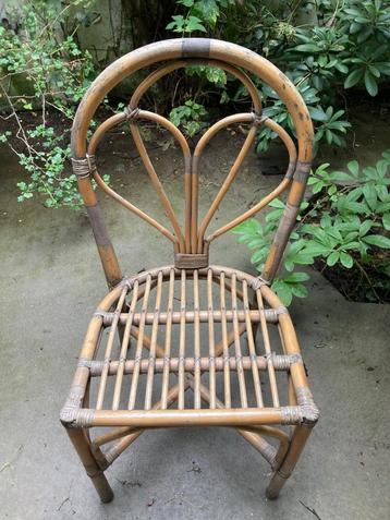 Vintage bamboe stoelen beschikbaar voor biedingen