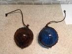 2 oude vintage gekleurde glazen bollen met net en koord, Antiek en Kunst, Ophalen of Verzenden