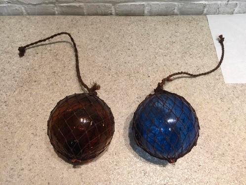 2 oude vintage gekleurde glazen bollen met net en koord, Antiek en Kunst, Antiek | Glaswerk en Kristal, Ophalen of Verzenden