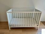 Ikea ledikant ronde spijlen SMÅGÖRA en matras HIMLAVALV, Ophalen, Zo goed als nieuw, Ledikant