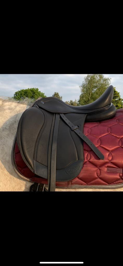 18 inch Ikonic light dressuur zadel, Animaux & Accessoires, Chevaux