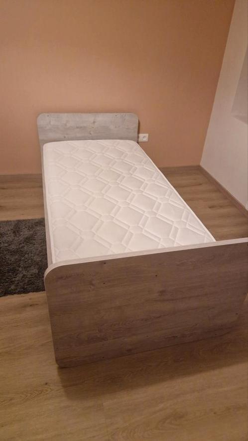 Eenpersoonsbed Vic, Huis en Inrichting, Slaapkamer | Bedden, Zo goed als nieuw, Twijfelaar, Ophalen