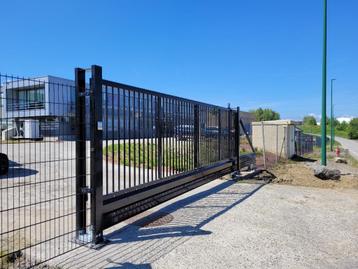 Gemotoriseerde zelfdragende versterkte industriële poort beschikbaar voor biedingen