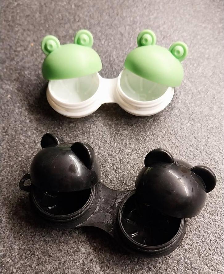 2 boîtes Pour lentilles de contact, Handtassen en Accessoires, Uiterlijk | Gezichtsverzorging, Ophalen