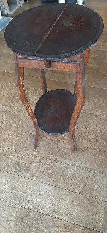 Sierlijk vintage tafeltje beschikbaar voor biedingen