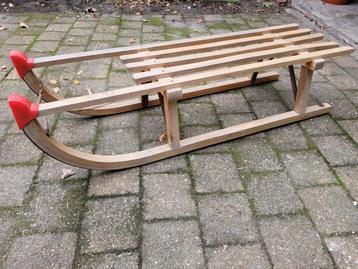 Vintage houten slee – klassiek model met metalen glijders beschikbaar voor biedingen