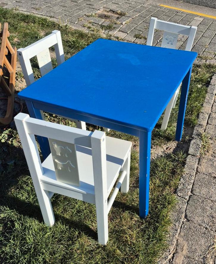 Blauwe kindertafel met drie witte stoeltjes, Kinderen en Baby's, Kinderkamer | Tafels en Stoelen, Gebruikt, Ophalen