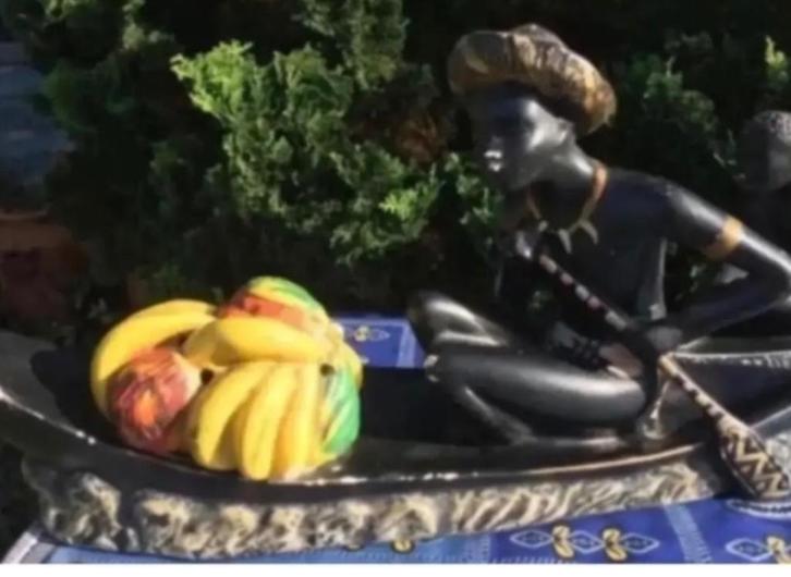 Midcentury gipsen beeld Afrikaanse man in kano, Antiek en Kunst, Curiosa en Brocante, Ophalen