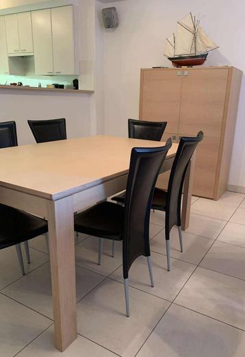 Volledige eetkamer in modern design, onberispelijke staat beschikbaar voor biedingen