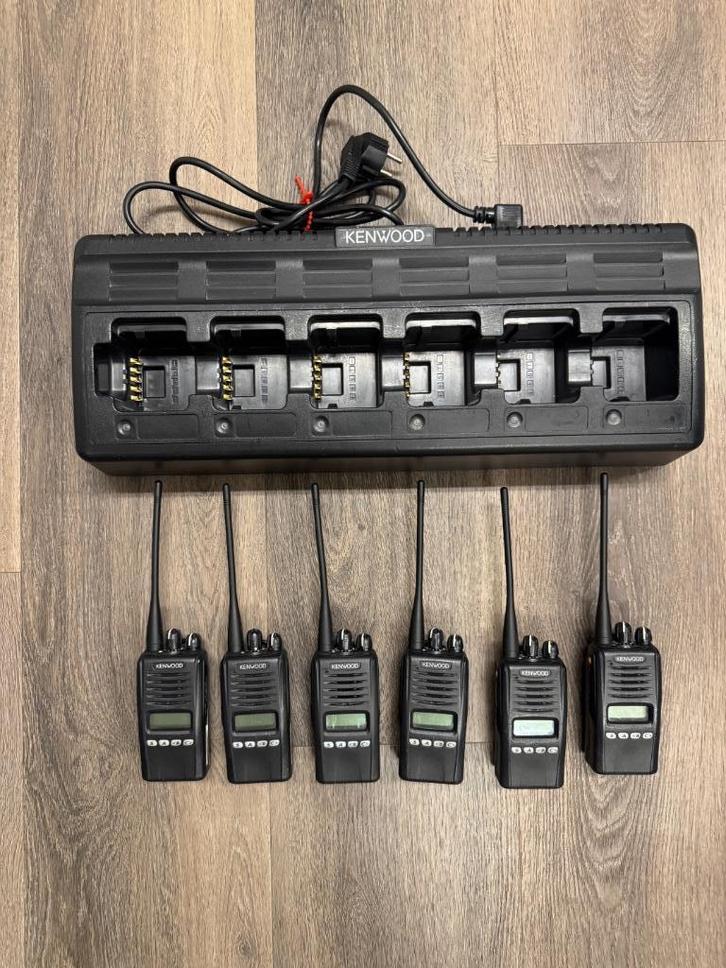 Set van 6x Kenwood NX-320E2 UHF portofoons + 6-voudige multi, Telecommunicatie, Portofoons en Walkie-talkies, Gebruikt, Portofoon of Walkie-talkie