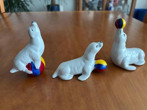 Beelden set van drie zeehonden met gekleurde bal, Verzamelen, Beelden en Beeldjes, Gebruikt, Dier, Ophalen of Verzenden