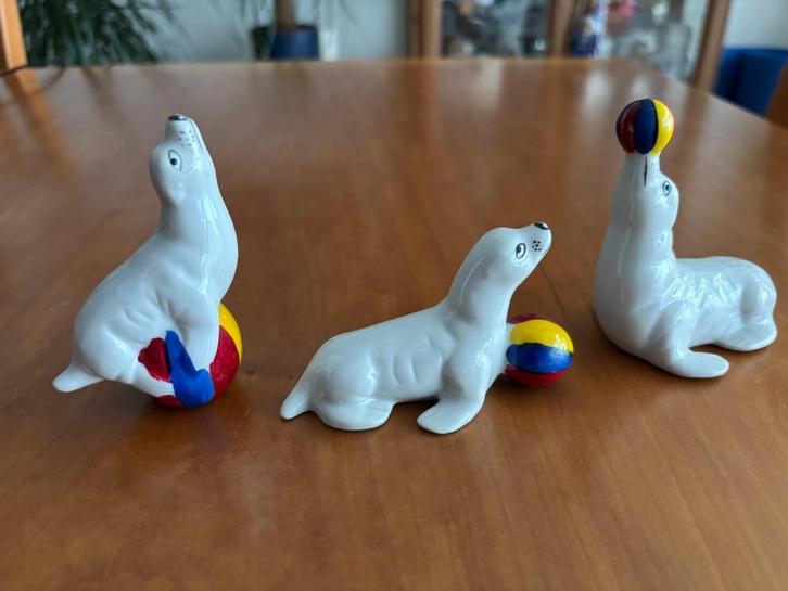 Beelden set van drie zeehonden met gekleurde bal, Collections, Statues & Figurines, Utilisé, Animal, Enlèvement ou Envoi