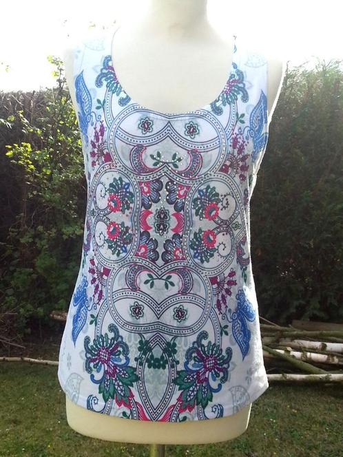 wit topje + strass motief oosters groen - blauw rug + kant, Kleding | Dames, Topjes, Nieuw, Maat 36 (S), Overige kleuren, Zonder mouw