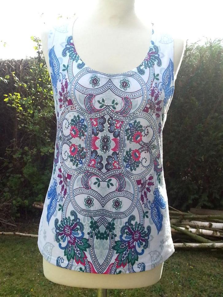 wit topje + strass motief oosters groen - blauw rug + kant, Kleding | Dames, Topjes, Nieuw, Maat 36 (S), Overige kleuren, Zonder mouw