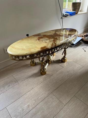 Marmeren tafel beschikbaar voor biedingen