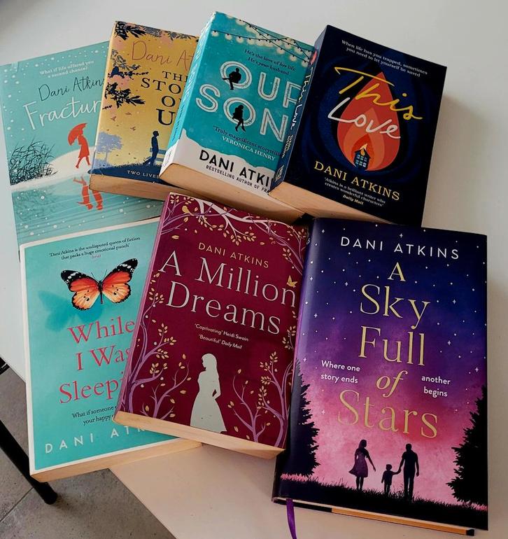 Set van 7 boeken van Dani Atkins, Boeken, Romans, Gelezen, Ophalen of Verzenden