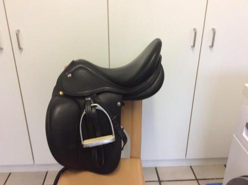 Zadel dressuur 16 inch, Dieren en Toebehoren, Paarden en Pony's | Zadels, Zo goed als nieuw, Dressuur, Ophalen of Verzenden