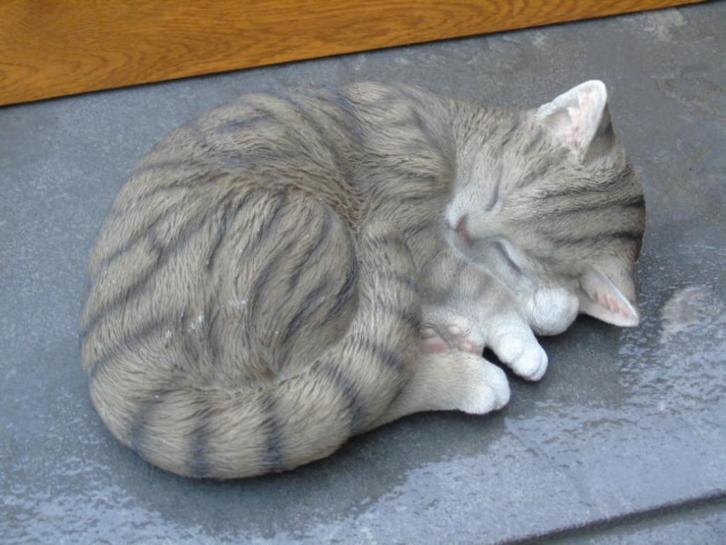 Liggend beeld van een slapende kat, goede keuze!, Tuin en Terras, Tuinbeelden, Nieuw, Dierenbeeld, Kunststof, Ophalen