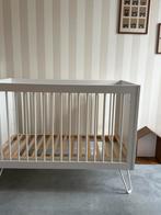 Babybed 60x120 + verzorgingstafel wit met metalen pootjes,, Kinderen en Baby's, Babywiegjes en Ledikanten, Ophalen, Zo goed als nieuw